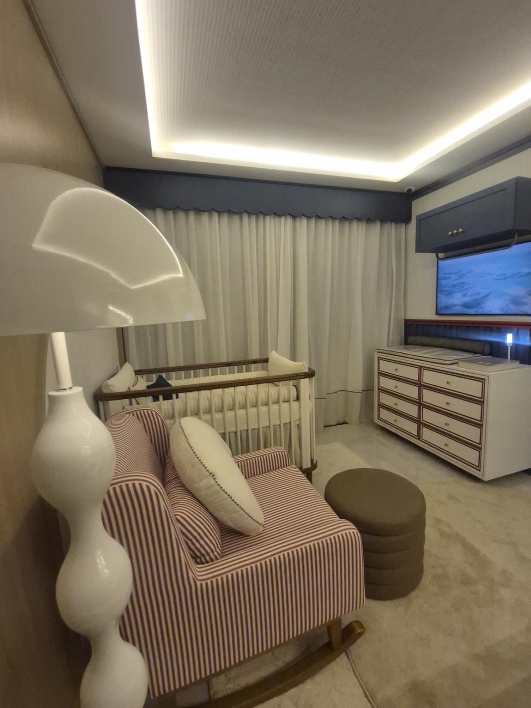 O ateliê — bancada de trabalho — um quartinho com proposta bem atual, onde o design encontra aconchego
